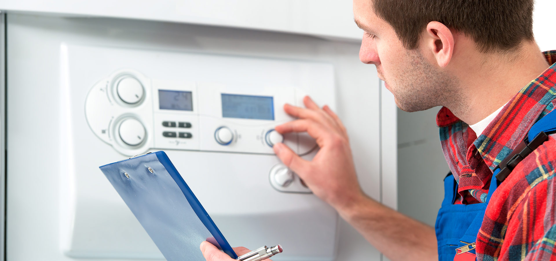 Installateur der eine Therme einstellt